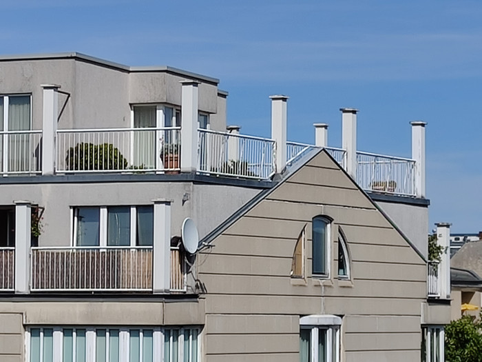 Bei siebenfacher Vergr&ouml;&szlig;erung sind die Qualit&auml;tseinbu&szlig;en sichtbar, sowohl beim Phone (1) ...